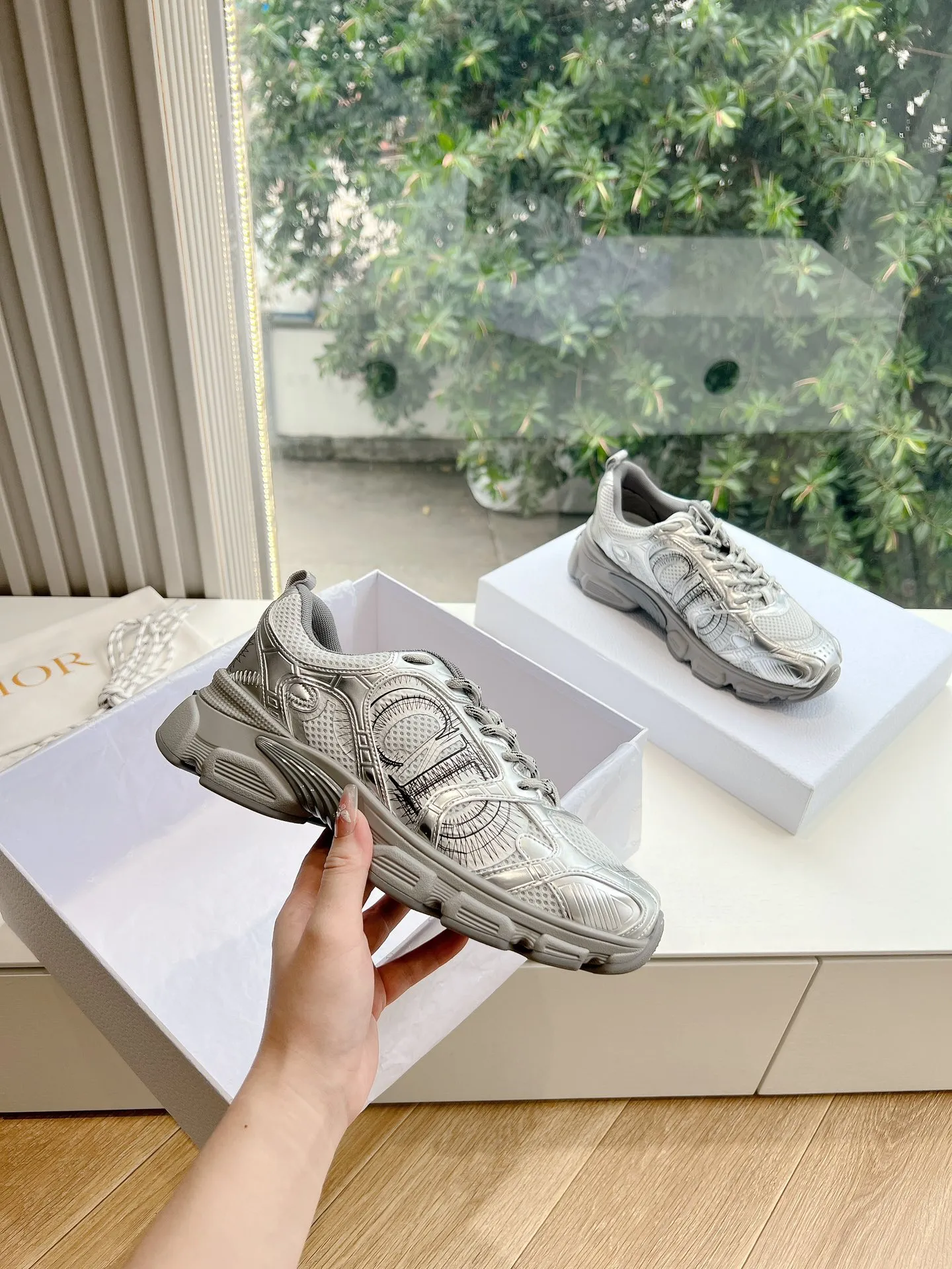 👟👟Ex-factory price 640👟👟 (Top version) Dior Chrono series sports shoes Purchased and developed in Taikoo Hui for RMB 18,200. This Dior chrono sports shoe continues the timeless silhouette and is carefully made of mesh, so it will be particularly comfortable on the feet. It is decorated with CD special craftsmanship logo to enhance the style. The lightweight style is matched with the "Christian Dior" logo thin sole, suitable for all seasons, and can be matched with all kinds of casual looks to add a finishing touch. Classic and super durable. Upper: cowhide stitching. Original molded outsole. Size: 35-41. Full set of counter synchronized gift box 💝 packaging
